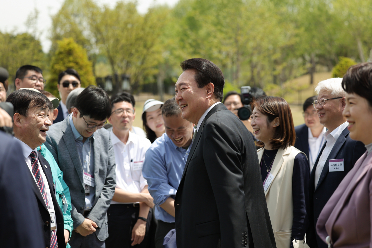 윤석열 대통령이 2일 서울 용산 대통령실 청사 앞 야외 정원인 '파인그라스'에서 출입 기자단과 오찬 간담회를 하며 대화하고 있다. [연합]