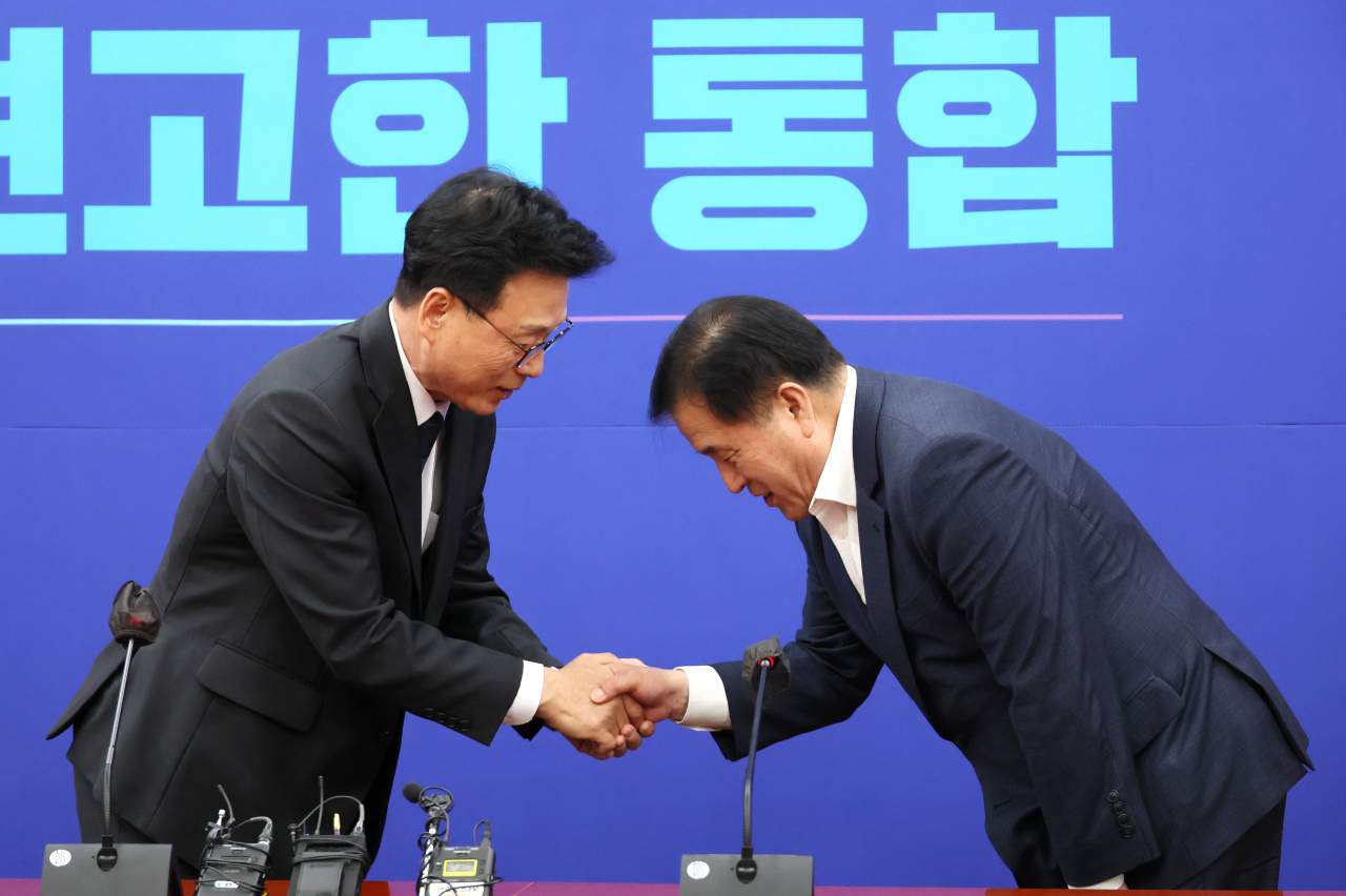 박광온 더불어민주당 원내대표가 2일 오후 국회에서 이진복 대통령실 정무수석의 예방을 받고 악수하고 있다. [연합]