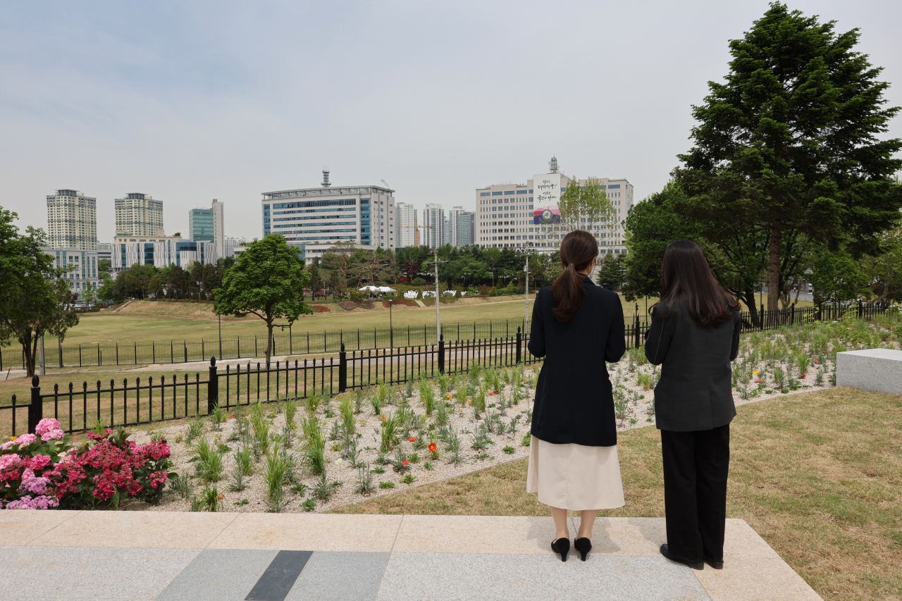 지난 2일 서울 용산구 ‘용산 어린이정원’ 전망언덕에서 바라본 대통령실 청사. 정부는 용산 미군기지 반환 완료 후 추진 예정인 90만평 규모의 ‘용산공원’ 정식 조성에 앞서 대통령실 앞마당 반환 부지를 ‘용산 어린이정원’으로 조성해 대통령 취임 1주년 앞둔 5월 4일부터 국민에 개방할 예정이다. [연합]