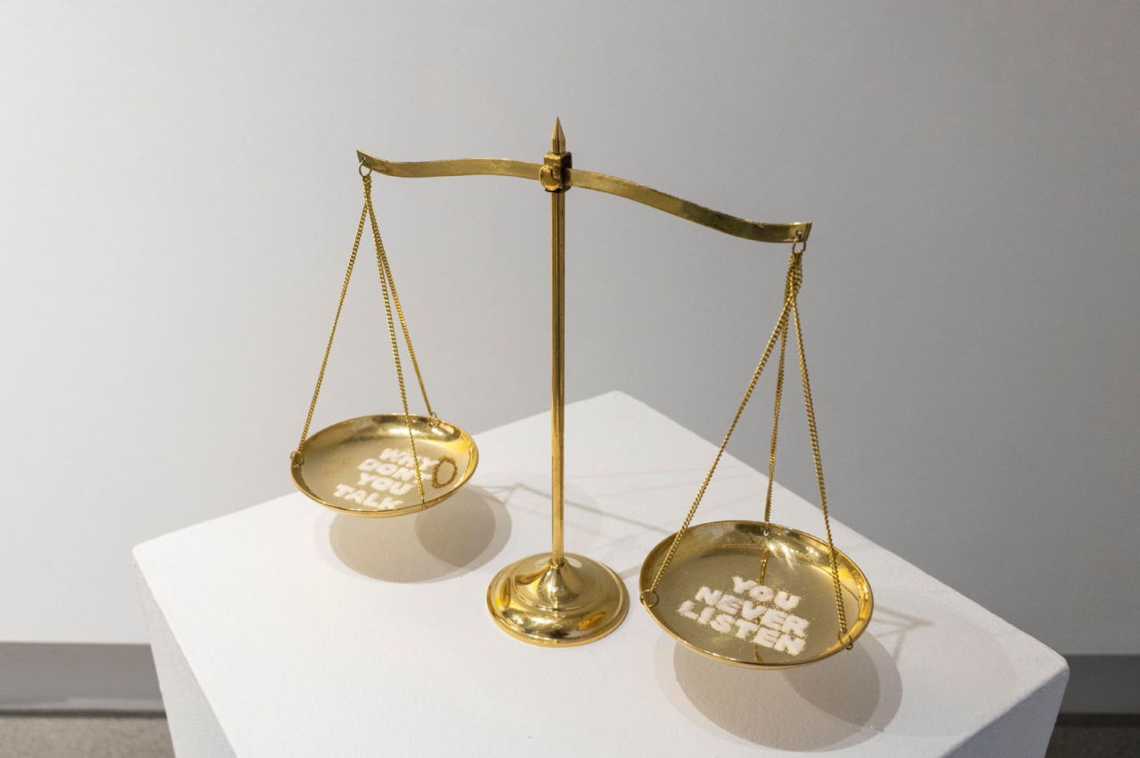 곽지수, 균형 잡힌 대화(Balanced Talk), 2019, 저울, 설탕, 27&times;32&times;11cm [천만장학회 제공]