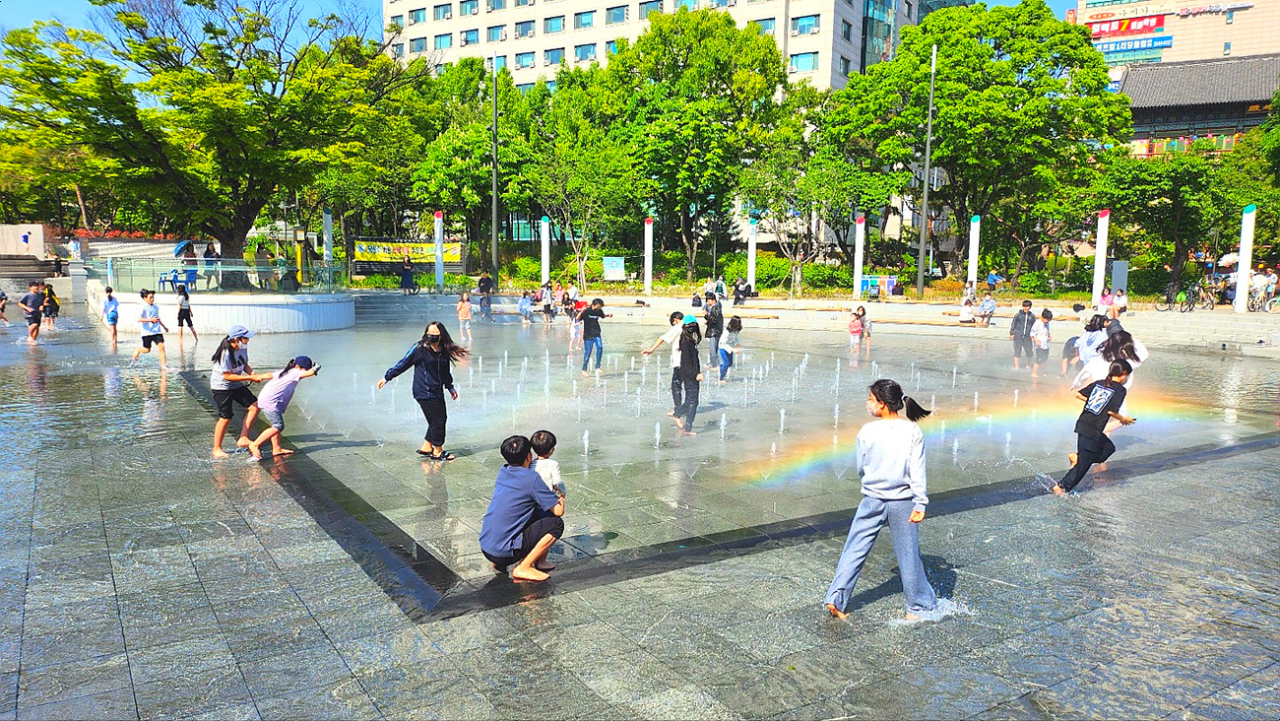 서울 양천구는 파리공원의 바닥분수 등 수경시설 12곳을 가동한다고 3일 밝혔다. [양천구 제공]