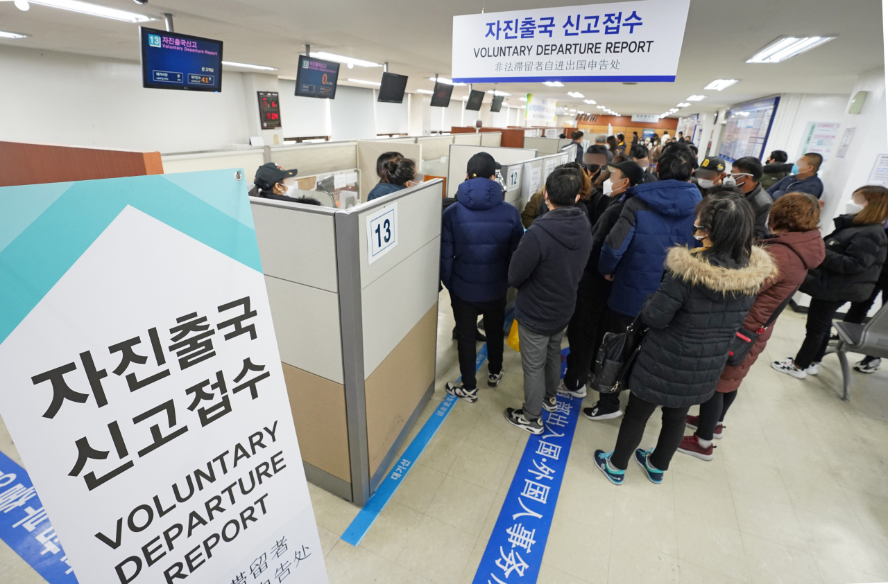 서울 양천구 서울남부출입국외국인사무소에서 불법체류자 자진 출국 신고를 하려는 외국인들이 대기하고 있다. [연합]
