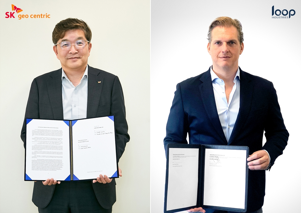 This photo from Wednesday shows its CEO Na Kyung-soo (left) and Daniel Solomita, CEO of Loop Industries. (SK Geocentric Co.)