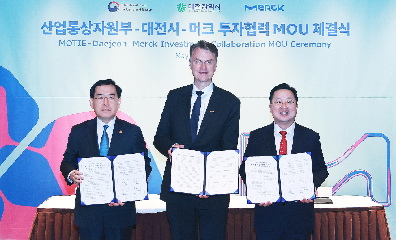 이창양(왼쪽) 산업통상자원부 장관이 3일 그랜드 하얏트 서울 호텔에서 머크 라이프사이언스사, 대전시와 함께 머크사의 투자 협력 양해각서를 체결한 후 기념촬영을 하고 있다.[산업통상자원부 제공]