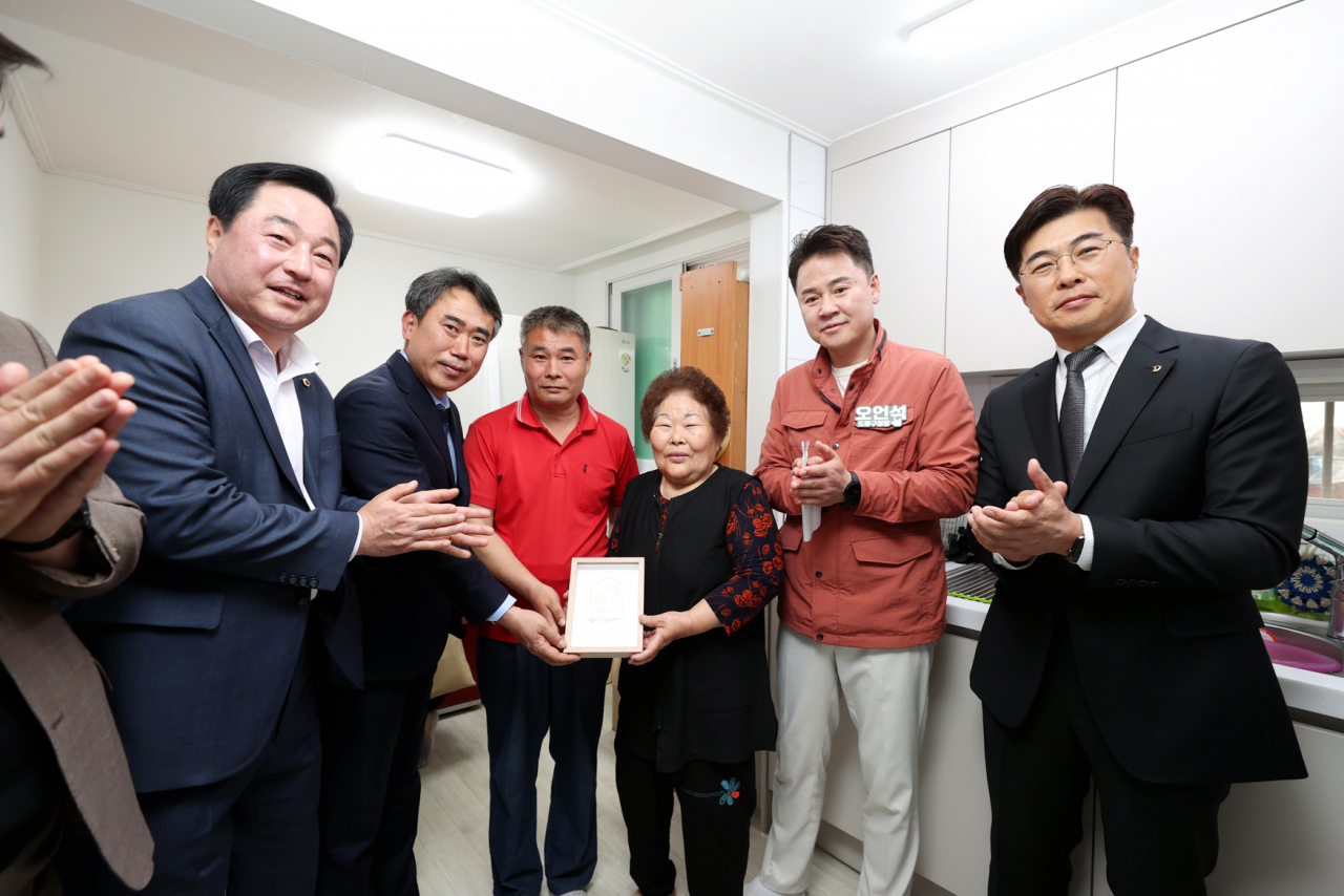 서울시, 한국해비타트, 도봉구청, 대우건설 관계자들이 완공 기념 촬영을 진행하고 있다. [대우건설]