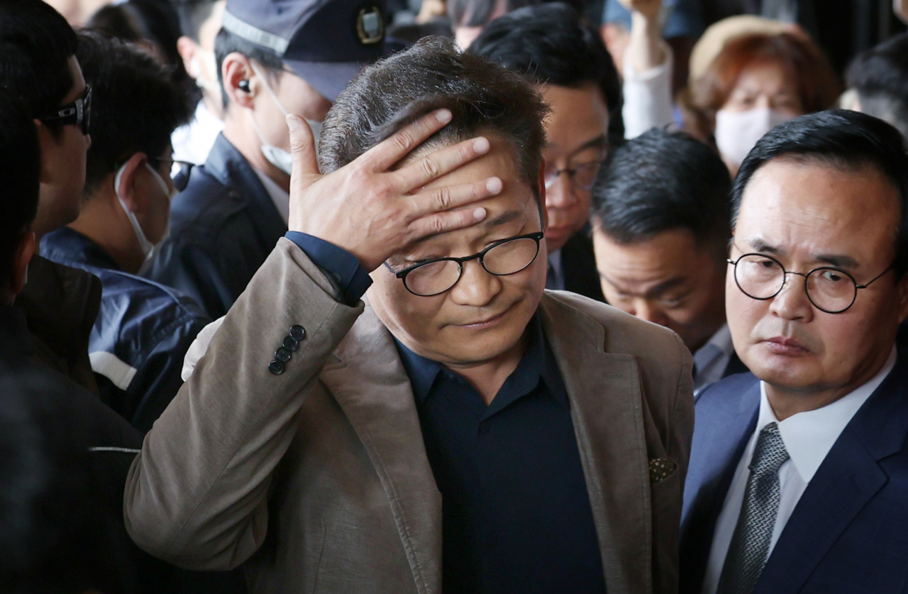 더불어민주당의 '2021년 전당대회 돈 봉투 의혹'과 관련해 금품 살포의 최종 수혜자로 지목된 송영길 전 대표가 2일 오전 서초동 서울중앙지검에서 돌아 나가고 있다. 송 전 대표는 현시점에서는 조사가 어렵다는 검찰 측의 입장에도 불구하고 이날 자진 출두를 강행했다 출입이 거절되자 돌아갔다. [연합]
