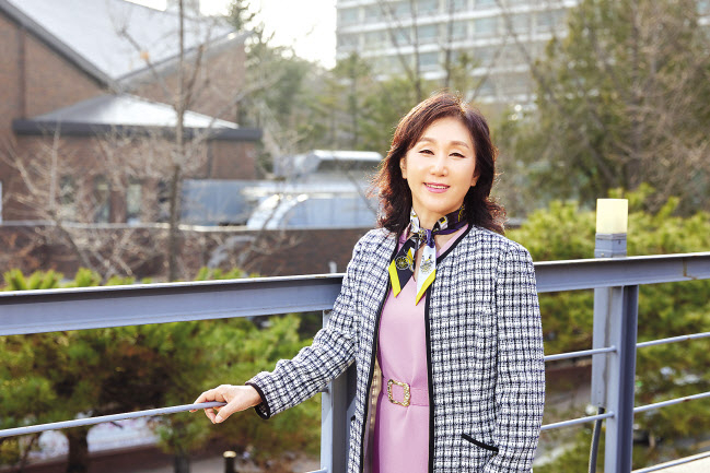 국가무형문화재 승무, 살풀이춤 이수자이자 무형문화재위원으로 활동하고 있는 전통예술 분야 전문가인 정성숙 대표는 지난해 11월 국립정동극장에 취임, 7개월째 극장을 이끌고 있다. 그는 “변화보다는 더하기로, 정동만의 색깔을 확고하게 만들어가는 것에 중점을 두고 있다”고 말했다. [국립정동극장 제공]