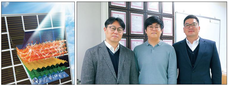 세계 최고 효율을 달성한 페로브스카이트 태양전지 대면적 셀(왼쪽)과 공동 연구진인 서장원(왼쪽부터) 카이스트(KAIST) 교수와 김영웅 한국화학연구원 박사(현 한국생산기술연구원 박사), 전남중 한국화학연구원 박사 [한국화학연구원 제공]