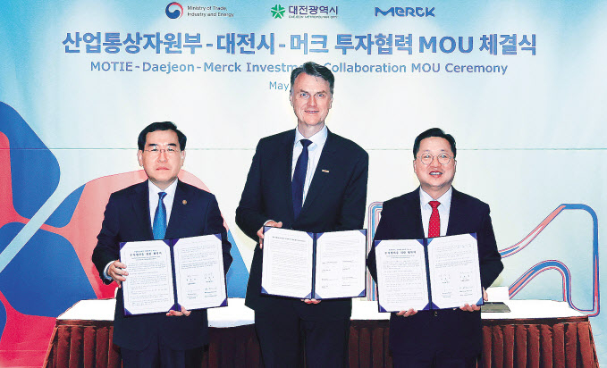 이창양(왼쪽) 산업통상자원부 장관이 3일 그랜드하얏트서울호텔에서 머크라이프사이언스사, 대전시와 함께 머크사의 투자 협력 양해각서를 체결한 후 기념촬영을 하고 있다. [산업통상자원부 제공]