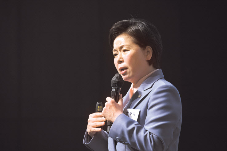 양향자 국회의원이 3일 서울 중구 더플라자에서 열린 헤럴드경제·법무법인 대륙아주 공동 주최 ‘미래리더스포럼’에서 강연하고 있다. 양 의원은 “우리나라가 강한 국력을 키우기 위해서는 제대로 된 기술 기반 경쟁력이 필요하다”며 “차원이 다른 접근을 실현할 수 있는 기술인재를 적극 키우고 이들을 우대하는 정책이 수반돼야 한다”고 강조했다. 임세준 기자