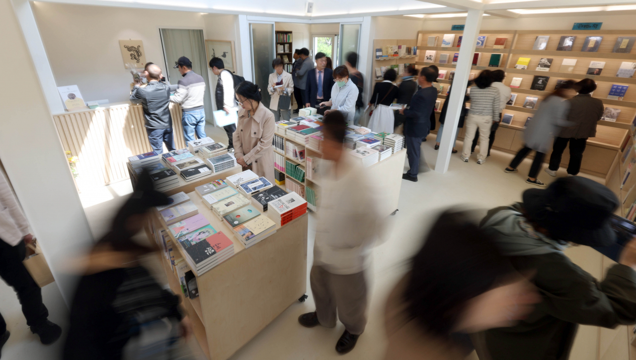 26일 오전 경남 양산시 하북면 평산마을 문재인 전 대통령의 서점인 '평산 책방'에서 방문객이 책을 읽고 있다. [연합]
