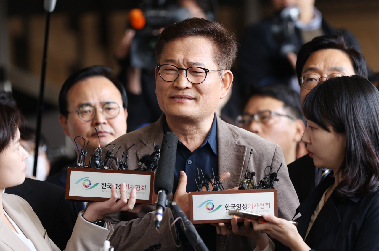 더불어민주당의 '2021년 전당대회 돈 봉투 의혹'과 관련해 금품 살포의 최종 수혜자로 지목된 송영길 전 대표가 2일 오전 서초동 서울중앙지검 앞에서 입장을 말하고 있다. 송 전 대표는 현시점에서는 조사가 어렵다는 검찰 측의 입장에도 불구하고 이날 자진 출두를 강행했다 출입이 거절되자 돌아갔다. 연합뉴스