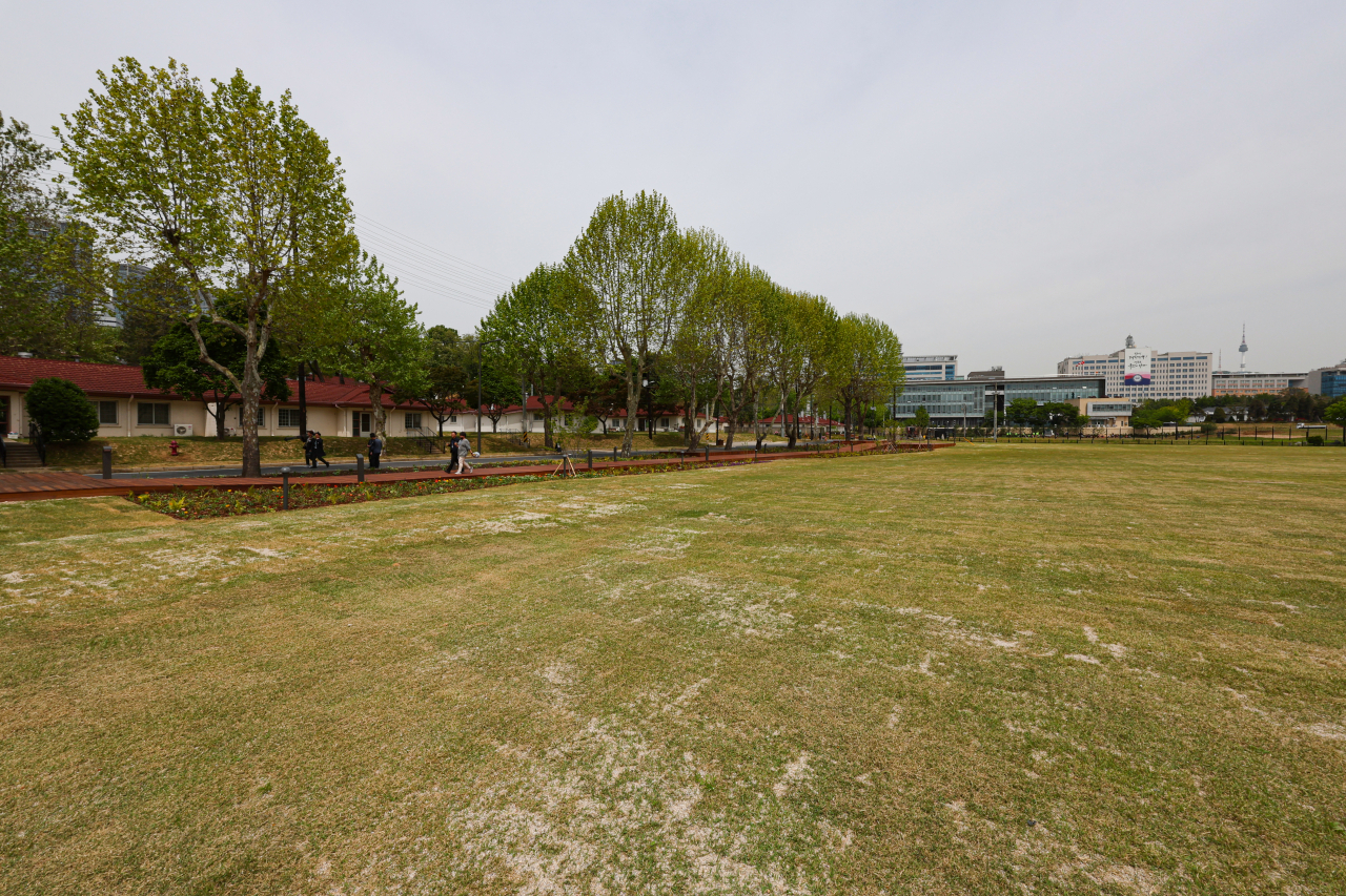 6만6000㎡(2만평) 규모의 '잔디마당'. 잔디마당에서 바라본 대통령실 청사. [연합]