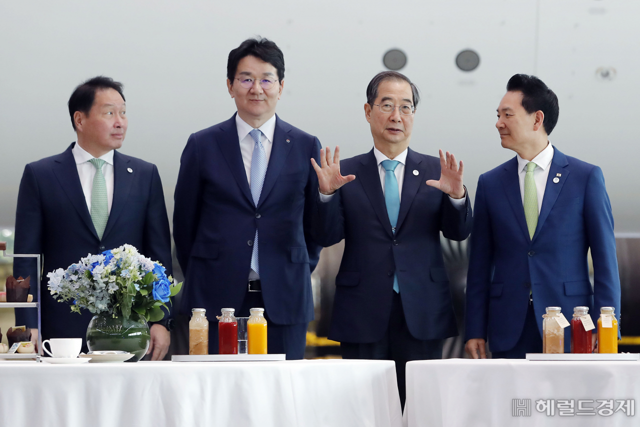 3일 인천 중구 대한항공 정비고에서 열린 2030 부산세계박람회 대한항공 특별기 공개행사에서 한덕수 국무총리, 최태원 부산엑스포 유치지원민간위원장, 조원태 한진그룹 회장, 장성민 대통령비서실 정책조정기획관이 환담하고 있다. 인천공항=이상섭 기자