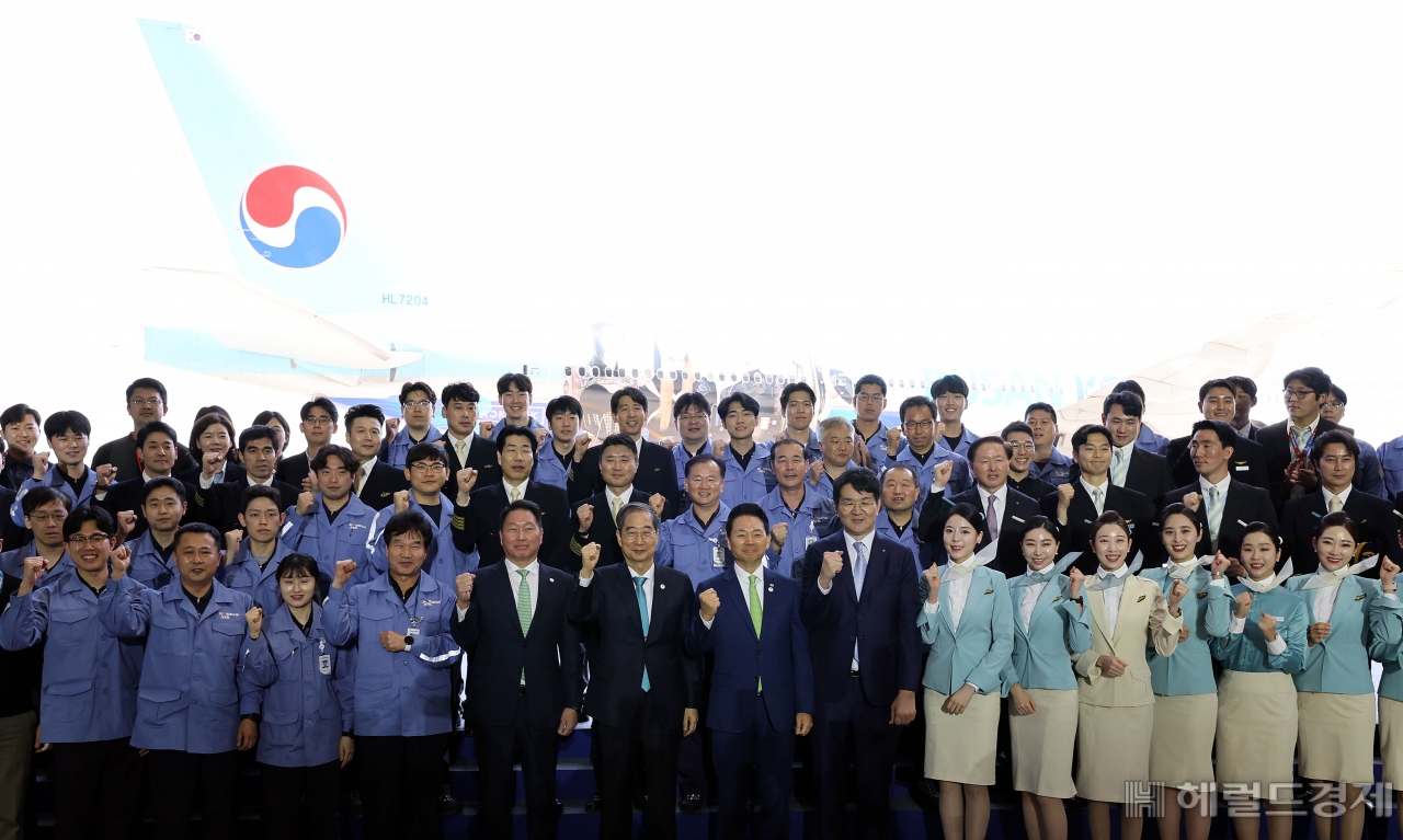 3일 인천 중구 대한항공 격납고에서 열린 2030부산세계박람회 유치기원 대한항공 국적기 홍보 래핑 공개행사에서 우기홍 대한항공 사장, 조원태 한진그룹 회장, 2030부산세계박람회 공동유치위원장 한덕수 국무총리, 2030부산세계박람회 공동유치위원장 최태원 대한상공회의소 회장, 장성민 대통령실 미래전략기획관 등 참석자들이 기념촬영을 하며 화이팅을 외치고 있다. 인천공항=이상섭 기자