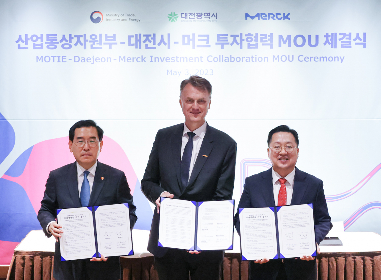 이장우 대전시장(우)은 머크 라이프사이언스의 이사회 멤버이자 CEO인 마티아스 하인젤(Matthias Heinzel) 대표(중앙) 이창양 산업통상자원부 장관(좌)과 3일 서울 그랜드 하얏트 호텔에서 글로벌 과학기술 선도기업인 머크 라이프사이언스(대표 마티아스 하인젤)와 새로운 아시아태평양 바이오 공정 시설을 한국에 설립한다는 내용의 투자 협력 양해각서를 체결했다.