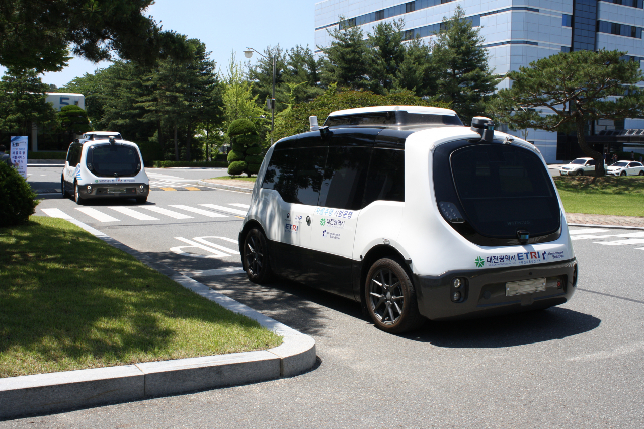 ETRI가 개발한 자율주행 셔틀버스 오토비.[ETRI 제공]