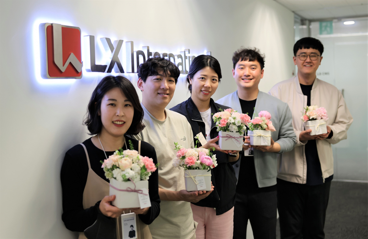 LX인터내셔널 임직원이 어버이날을 앞두고 열린 ‘5월 가정의 달 카네이션 꽃바구니 만들기’ 행사에서 부모님을 위해 손수 만든 꽃바구니를 들어보이고 있다. [LX인터내셔널 제공]