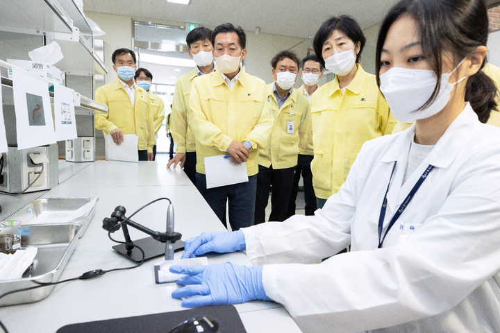 한화진(오른쪽 두번째) 환경부 장관이 지난해 7월15일 수원시 광교정수장을 방문해 정수장 위생관리 실태를 점검하고 있다. [환경부 제공]