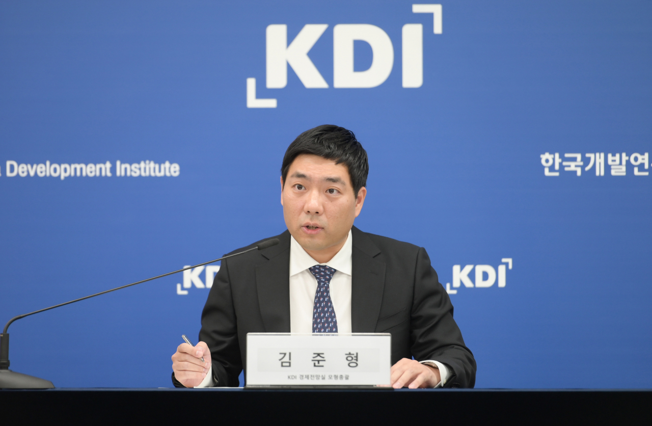 김준형 한국개발연구원(KDI) 경제전망실 모형총괄이 3일 정부세종청사에서 '최근 경상수지 변동 요인과 시사점'이라는 제목의 보고서를 발표하고 있다.[KDI 제공]