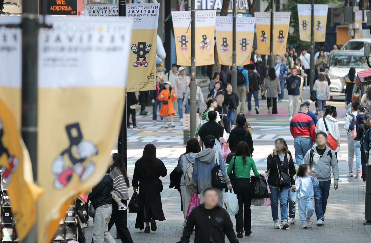 명동 페스티벌이 열리고 있는 1일 오전 서울 중구 명동 거리에서 시민들이 나들이를 즐기고 있다. [연합]