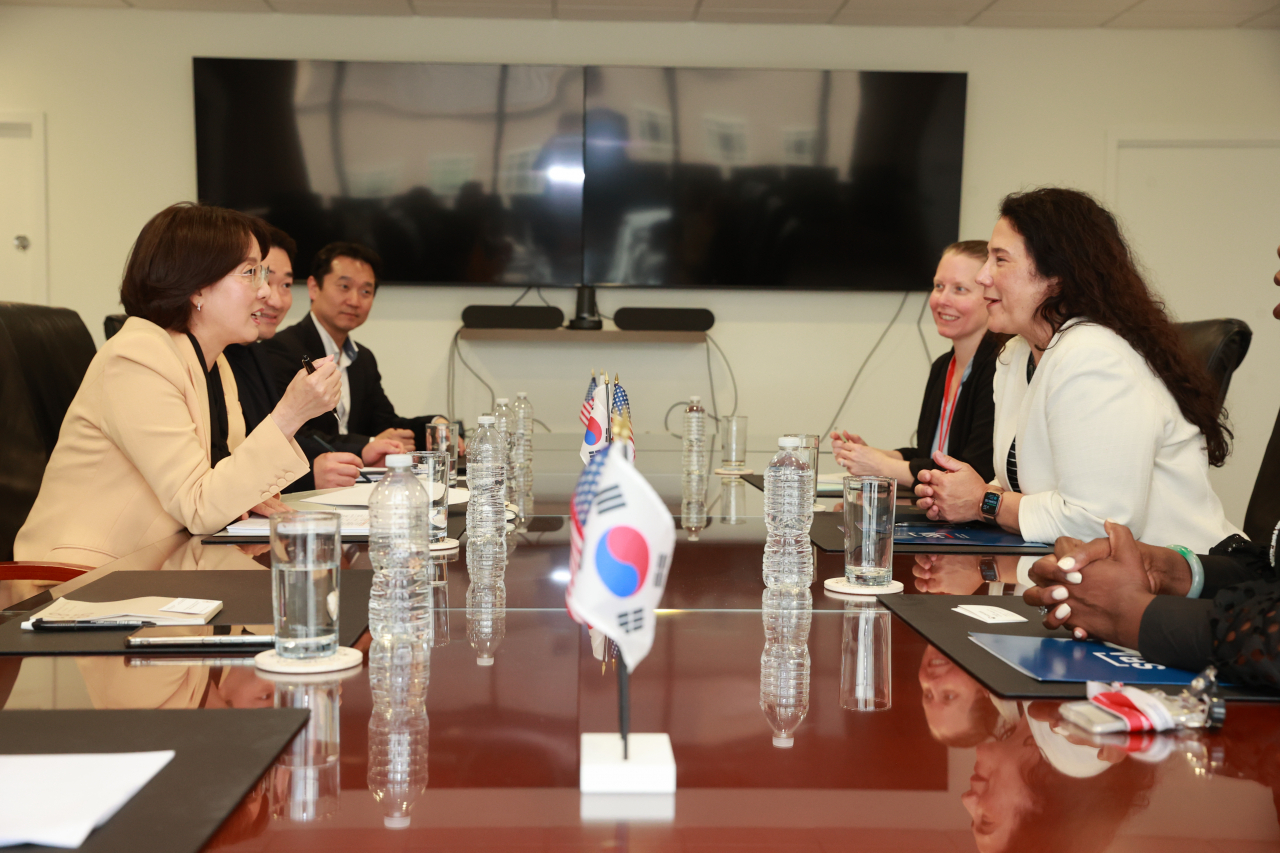 이영(왼쪽) 중소벤처기업부 장관이 지난 27일(현지시간) 미국 워싱턴 D.C.SBA에서 이사벨라 카실라스 구즈만 미국 중소기업처장을 만나 한-미 중소기업 협력방안에 대해 논의했다. [중기부 제공]