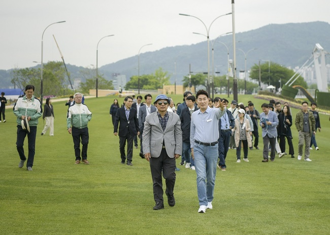 이정현 국가균형발전위원회 전략기획위원장(사진 왼쪽)이 3일 노관규 순천시장의 안내를 받으며 정원박람회장을 둘러 보고 있다. [순천시 제공]
