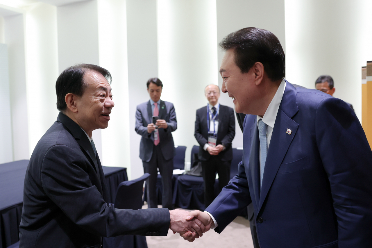 윤석열 대통령이 3일 인천 송도컨벤시아에서 열린 제56차 아시아개발은행(ADB) 연차총회 개회식에 앞서 아사카와 마사츠구 ADB 총재와 악수하고 있다. [연합]