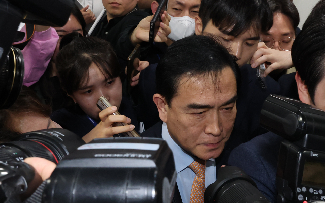 태영호 국민의힘 최고위원이 3일 국회에서 녹취 파문, 후원금 쪼개기 의혹 관련 입장 발표 후 기자회견장을 나가고 있다. [연합]