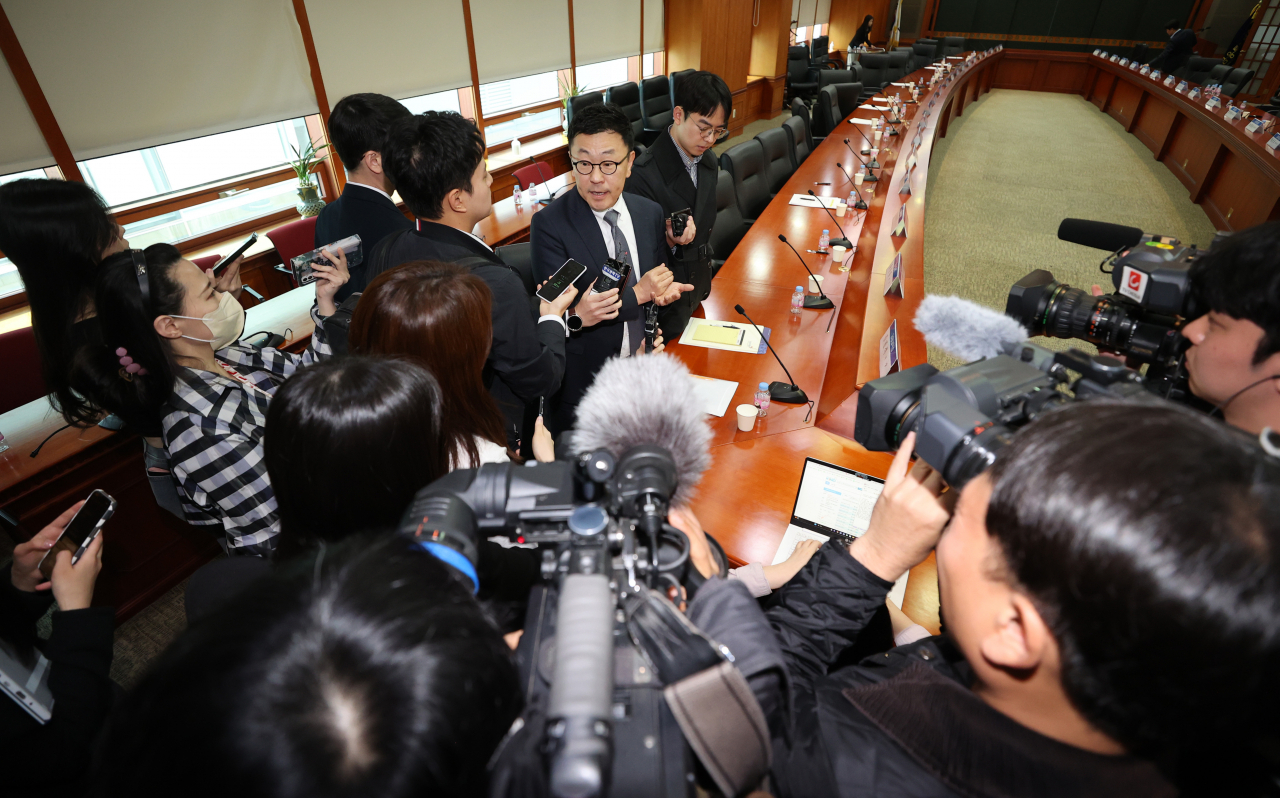 황현순 키움증권 사장이 지난달 28일 여의도 금융투자협회에서 금융감독원 주최로 열린 증권업계 사장단 간담회를 마치고 취재진의 질문을 받고 있다. 연합뉴스