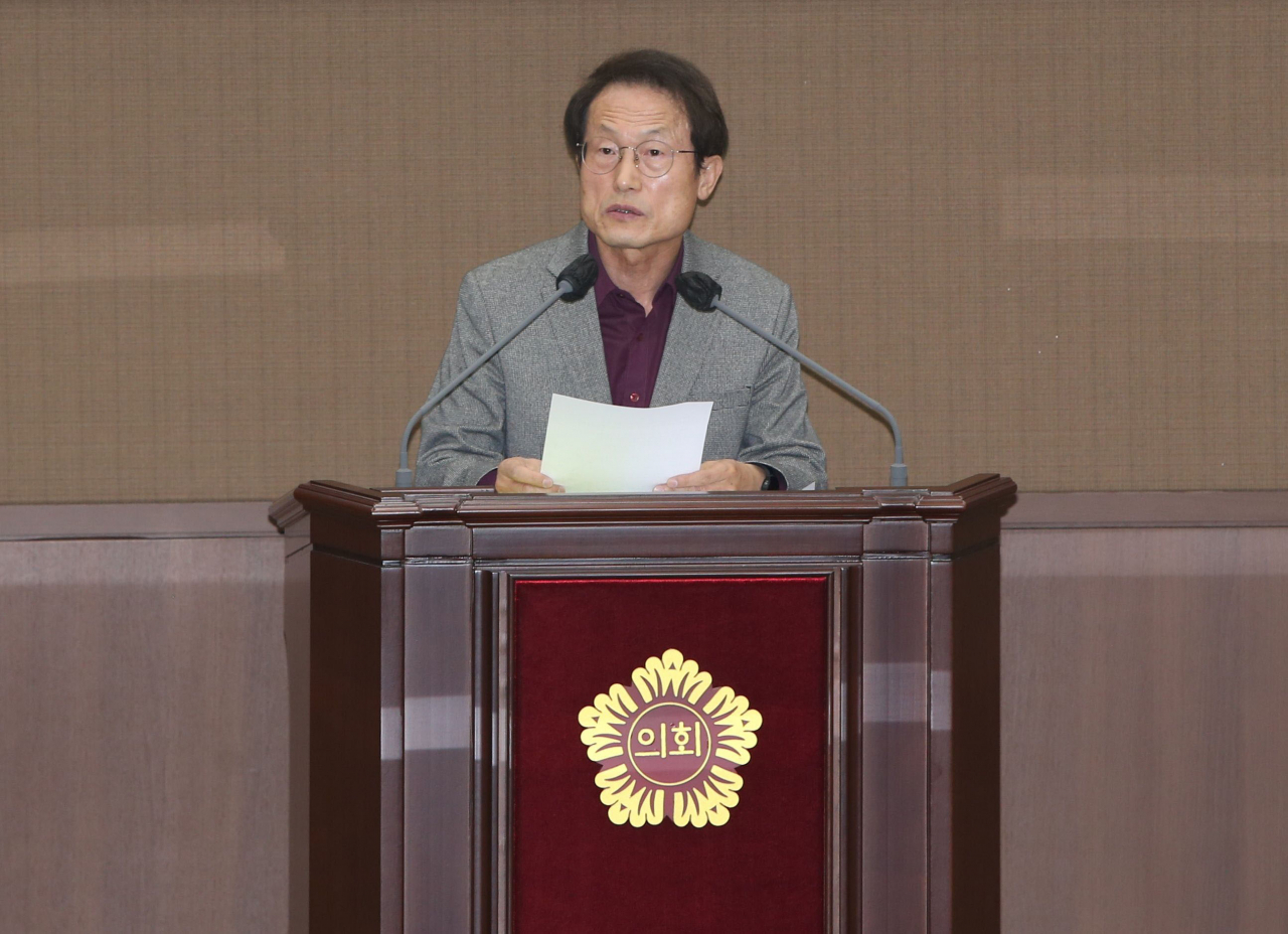 조희연 서울시교육감이 3일 오후 서울 중구 서울시의회본회의장에서 열린 제318회 임시회 제2차 본회의에서 서울특별시교육청 기초학력 보장 지원에 관한 조례안 재의의 건에 관해 제안설명을 하고 있다.[연합]