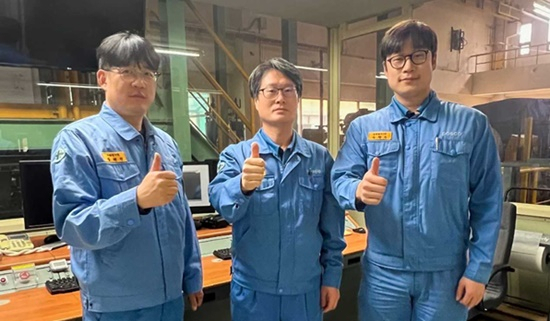 기술개발에 참여한 공정연구소 장태인·권용훈 수석연구원, 제철소 박형근 사원.(왼쪽부터)