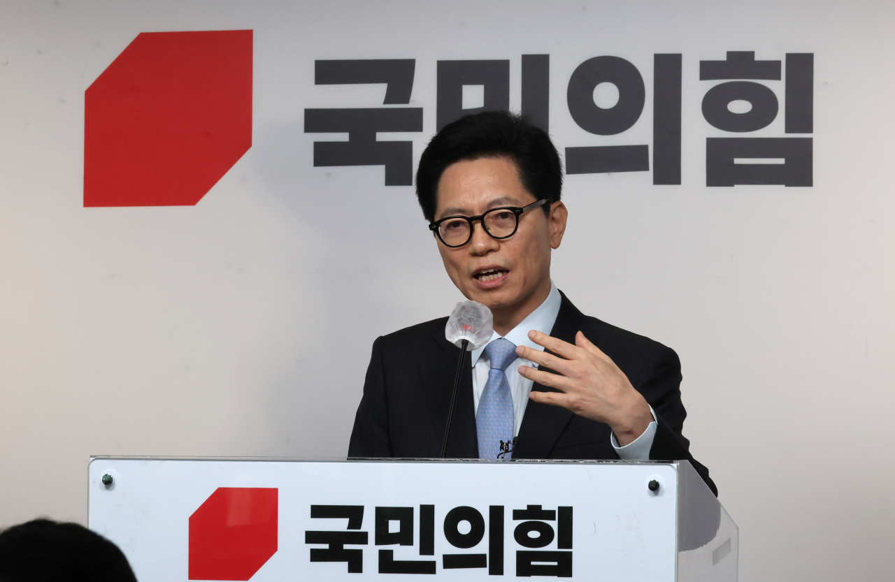황정근 국민의힘 윤리위원장이 1일 오전 서울 여의도 중앙당사에서 윤리위 첫 회의 결과를 브리핑하며 잇단 설화로 논란을 빚은 김재원·태영호 최고위원에 대한 징계 절차를 개시했다고 밝히고 있다. [연합]
