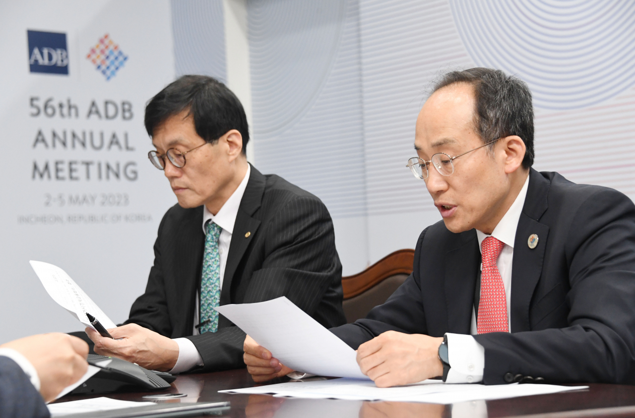 인천광역시에서 개최된 제56차 아시아개발은행(ADB) 연차총회 참석중인 추경호 부총리 겸 기획재정부 장관이 4일 이창용 한국은행 총재가 참석한 가운데 송도 컨벤시아에서 컨퍼런스 콜로 미국 기준금리 인상에 따른 비상거시경제금회의를 주재하고 있다. [기획재정부 제공]