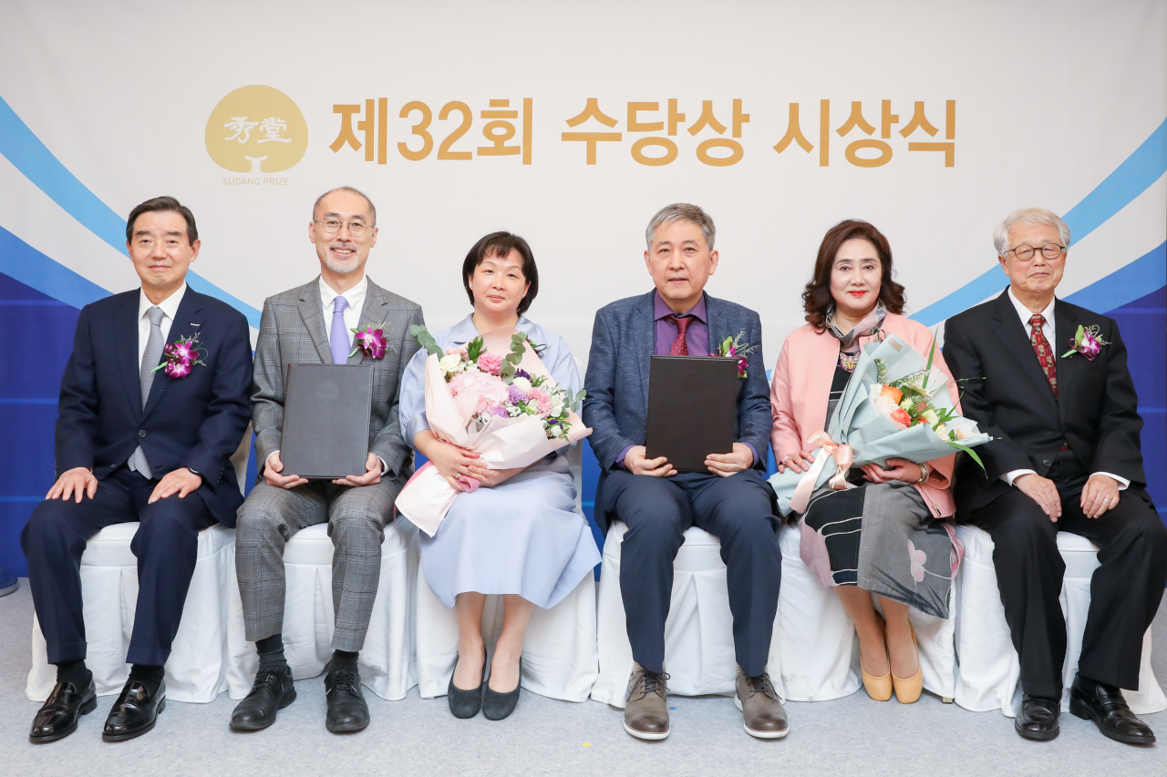 김윤(왼쪽부터) 수당재단 이사장과 안지훈 고려대 생명과학과 교수 내외, 김기현 한양대 건설환경공학과 석학교수 내외, 진정일 수당상 운영위원장이 지난 3일 서울 소공동 롯데호텔에서 열린 제32회 수당상 시상식에서 기념촬영을 하고 있다. [삼양사 제공]