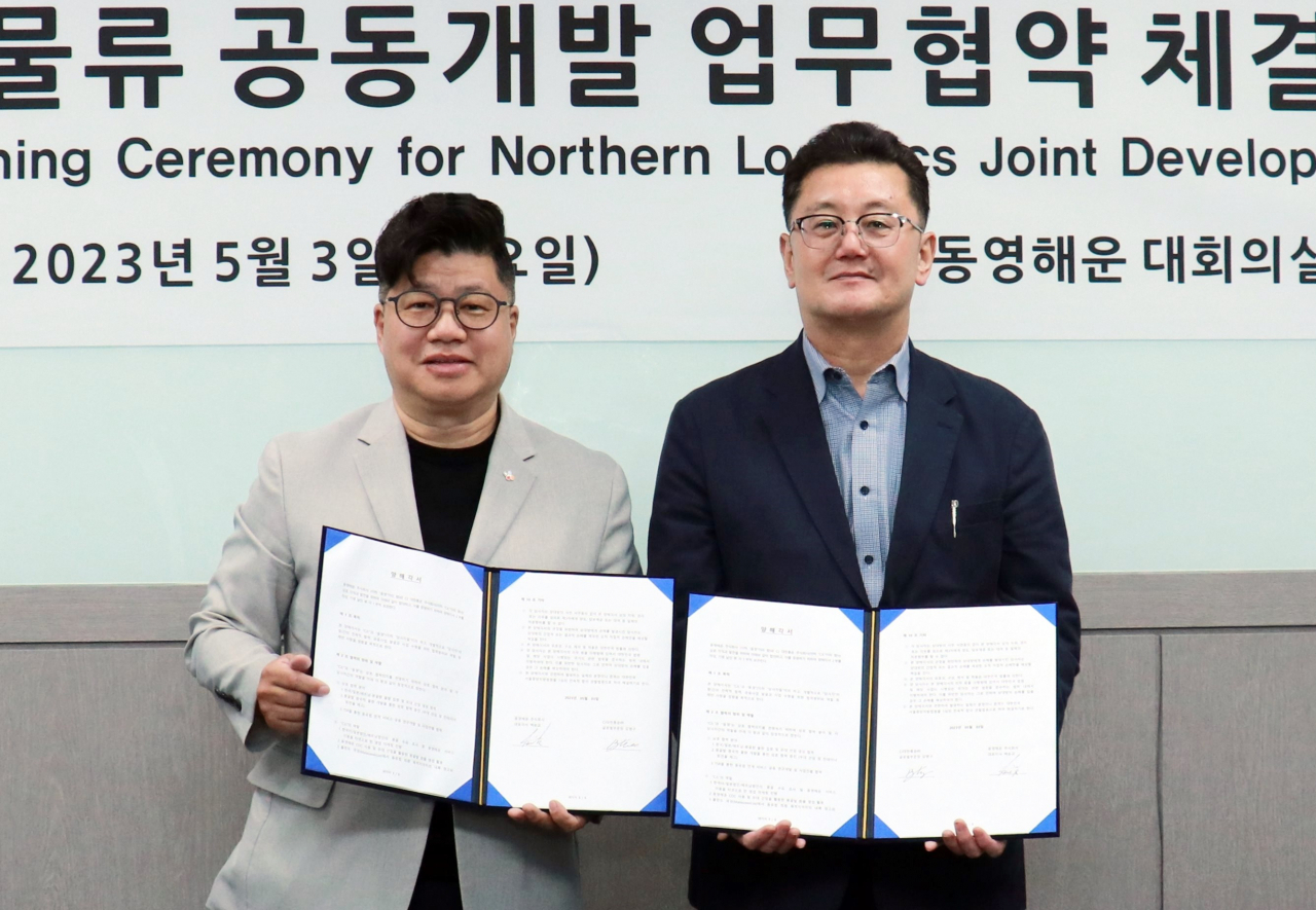 지난 3일 서울 중구 동영해운 본사 대회의실에서 열린 업무협약 체결식에서 강병구 CJ대한통운 글로벌 부문장(왼쪽)과 백승교 동영해운 대표이사가 기념사진을 촬영하고 있다. [CJ대한통운 제공]
