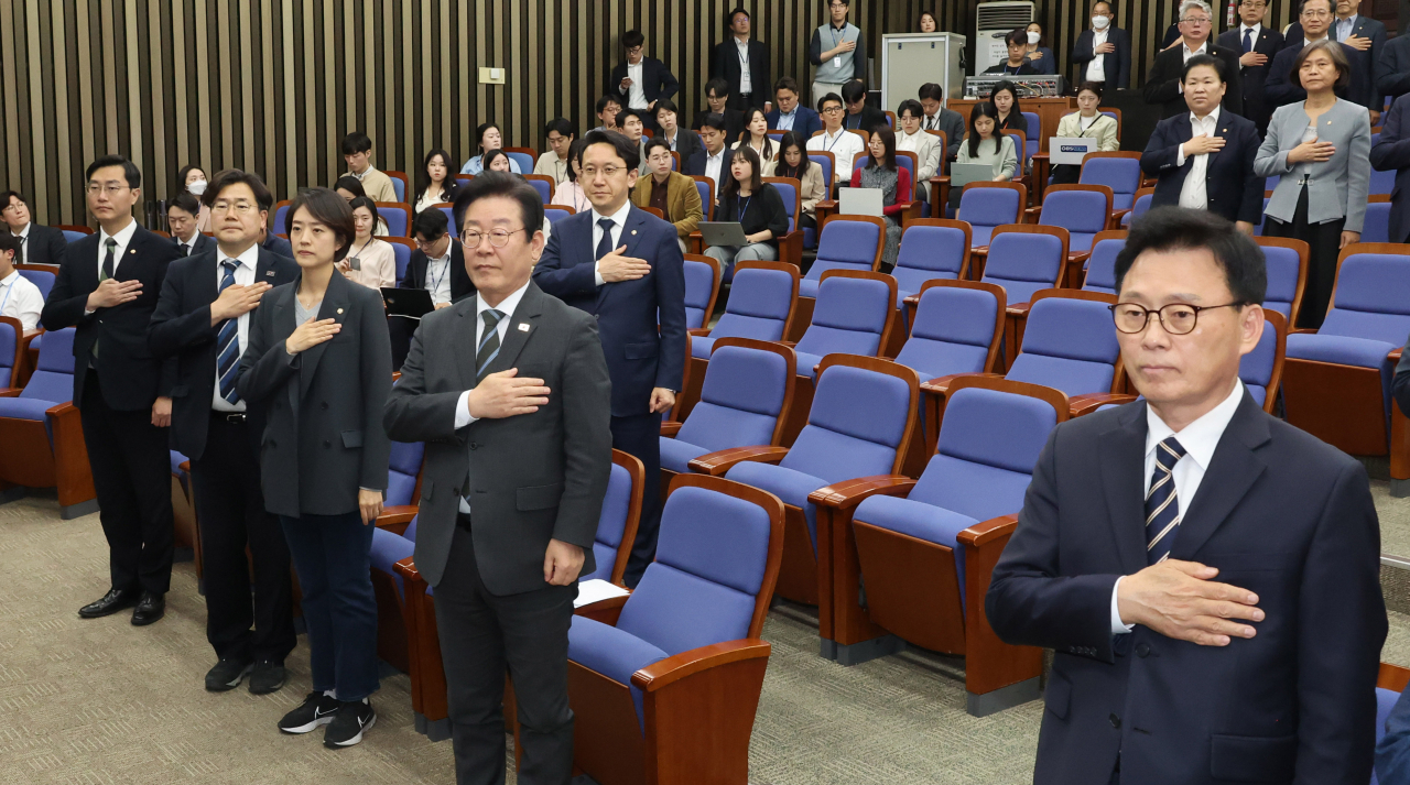 이재명 더불어민주당 대표, 박광온 원내대표와 의원들이 3일 오후 서울 여의도 국회에서 열린 의원총회에서 국기에 대한 경례를 하고 있다. [연합]