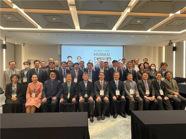 한국ESG학회가 지난 1일부터 제주 파르나스호텔에서 제 2회 세계ESG포럼(WEF)을 개최했다. (앞줄 왼쪽에서 넷째부터 오른쪽으로) 김재홍 서울미디어대학원대 석좌교수, 문국현 국제전기차엑스포공동조직위원장, 고문현 한국ESG학회장, 봉욱 전 대검찰청 차장 등 참석자들이 기념사진을 촬영하고 있다.