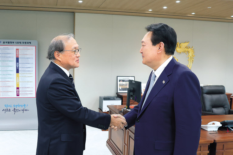 윤석열 대통령이 3일 서울 용산 대통령실 청사에서 한일 안보실장 회담을 위해 방한한 아키바 다케오 일본 국가안전보장국장을 접견하고 있다. [연합]