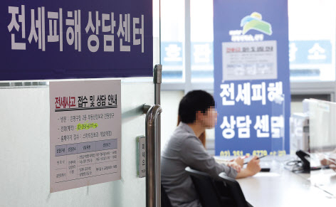 전국적으로 전세사기 피해가 속출하는 가운데 3일 오후 서울 은평구청에서 전세 피해 상담센터가 운영되고 있다. 이날부터 운영을 시작한 센터는 보증금 미환급 시 대처방안, 소송 절차, 관련 지원기관 등을 안내한다. 1인 가구를 위해서는 ‘전월세 안심계약 도움 서비스’를 연말까지 운영한다. 지원받고자 하는 주민은 은평구청사 2층 부동산정보과를 방문하거나 전화하면 안내받을 수 있다. [연합]