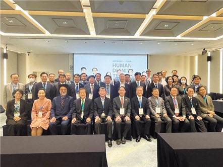 한국ESG학회가 지난 1일부터 제주 파르나스호텔에서 제 2회 세계ESG포럼(WEF)을 개최했다. (앞줄 왼쪽 넷째부터) 김재홍 서울미디어대학원대 석좌교수, 문국현 국제전기차엑스포공동조직위원장, 고문현 한국ESG학회장, 봉욱 전 대검찰청 차장 등 참석자들이 기념사진을 촬영하고 있다. [한국ESG학회 제공]