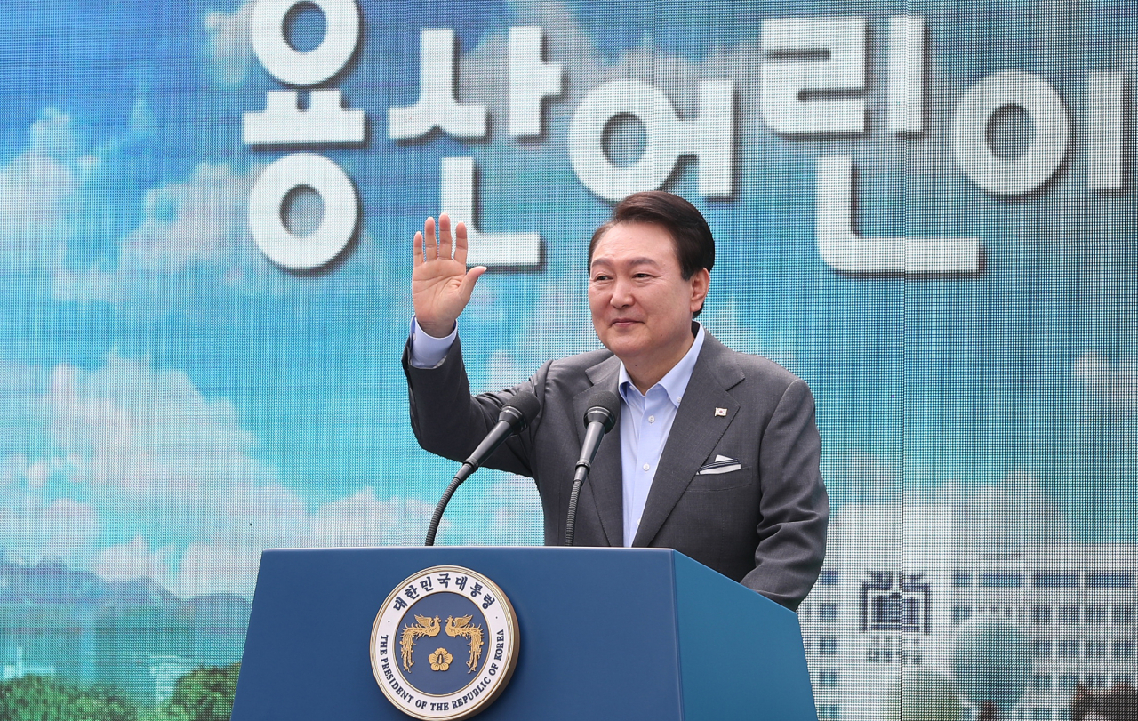 윤석열 대통령이 4일 서울 용산 대통령실의 앞마당에 조성된 용산 어린이정원 개방행사에서 축사에 앞서 참석자들에게 인사하고 있다. [연합]