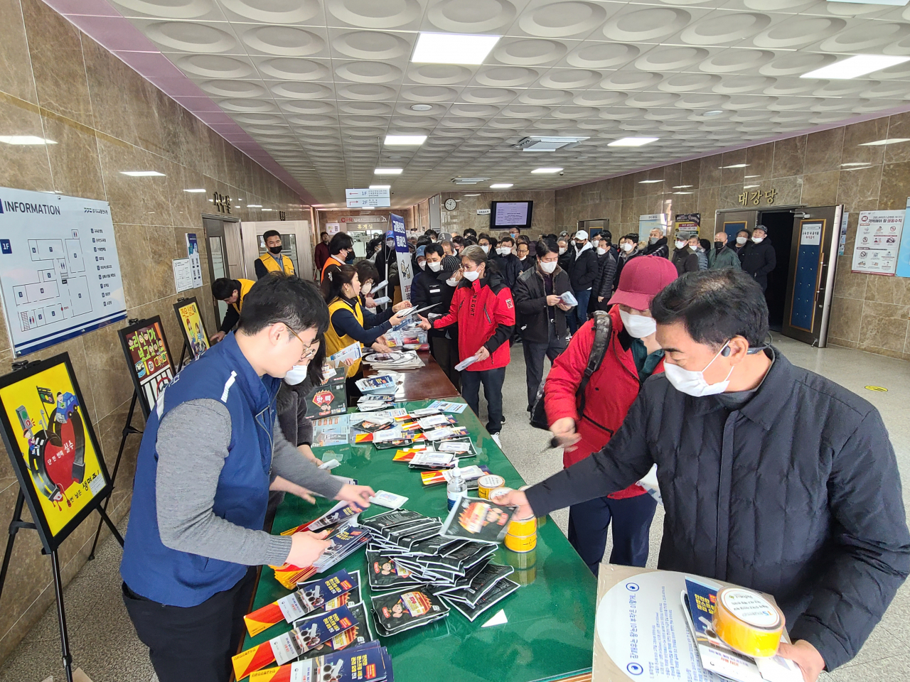 화물운수 종사자 보수교육장을 방문하여 교육생들을 대상으로 교통안전 계도 활동을 벌이고 있는 모습. [한국도로공사 제공]