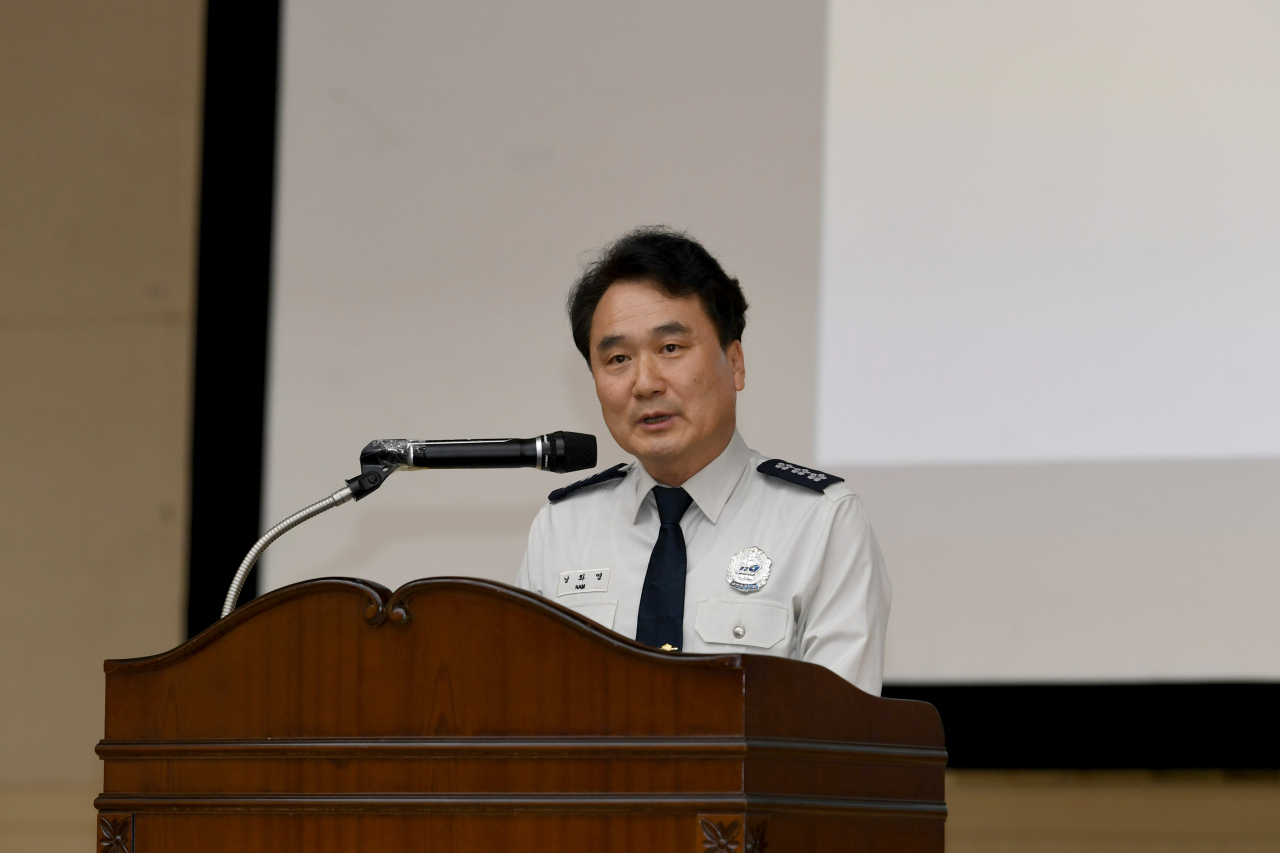남화영 소방청장 직무대리가 지난 1일 충남 아산시 호서대학교 교육문화관에서 열린 ‘전국 소방 현장지휘관 정책소통회’에 참석해 발언하고 있다. [연합]
