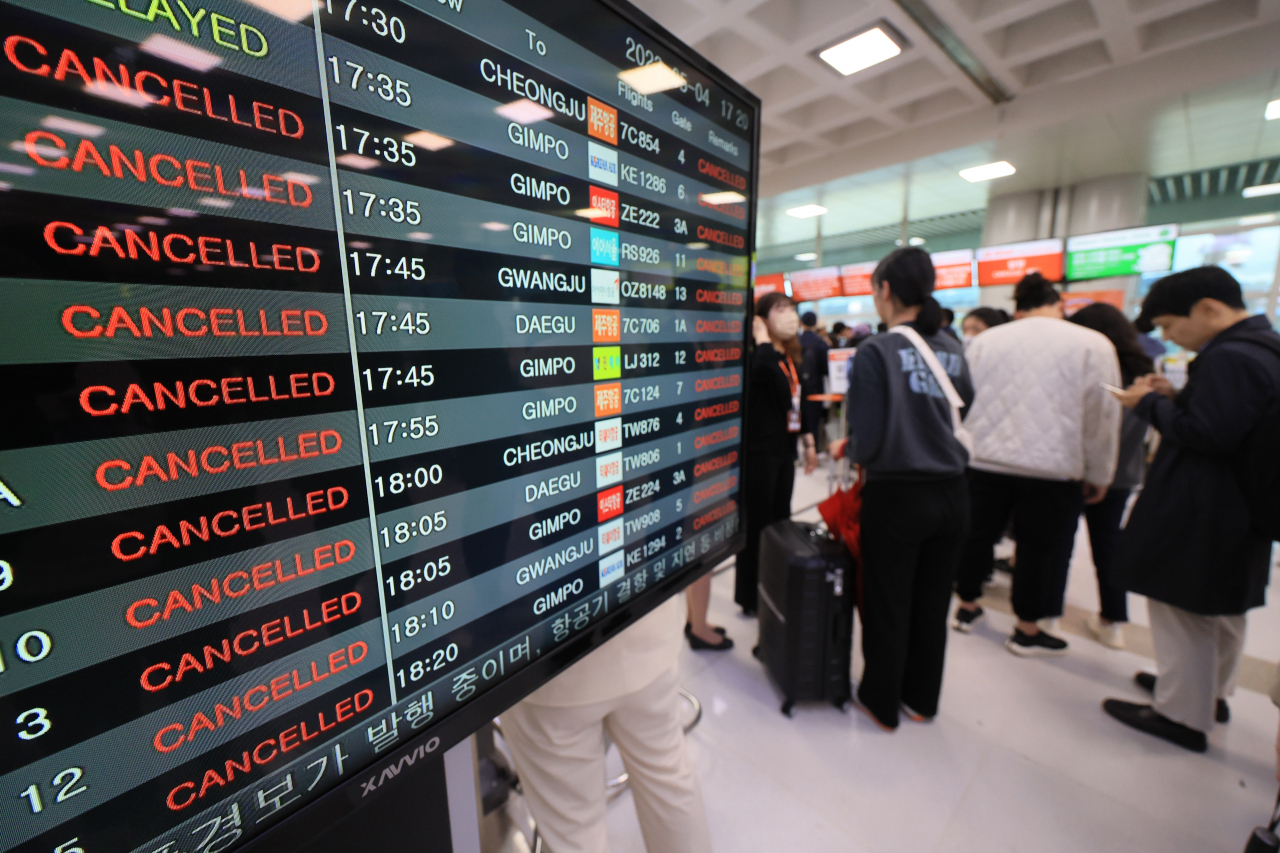 강풍과 폭우 등 악천후로 4일 오후 제주국제공항 내 전광판이 출발 항공편 대다수의 결항을 알리고 있다. [연합]