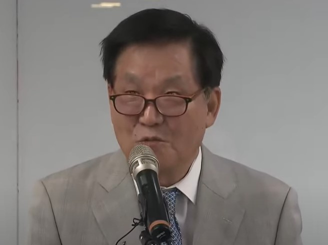김익래 다우키움그룹 회장은 4일 오후 서울 영등포구 키움증권 본사에서 대국민 사과문을 발표하고 있다. [SBS 유튜브 중계 갈무리]