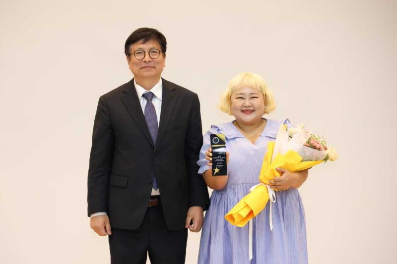 도성훈 인천시교육감이 홍보대사로 위촉한 홍윤화 개그우먼과 기념포즈를 취하고 있다.〈인천시교육청 제공〉