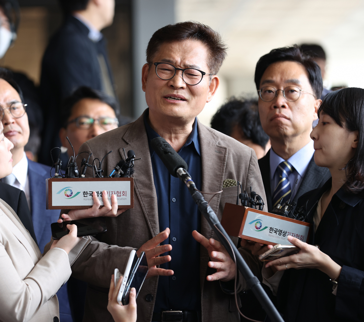 더불어민주당의 '2021년 전당대회 돈 봉투 의혹'과 관련해 금품 살포의 최종 수혜자로 지목된 송영길 전 대표가 2일 오전 서초동 서울중앙지검 앞에서 입장을 말하고 있다. [연합]