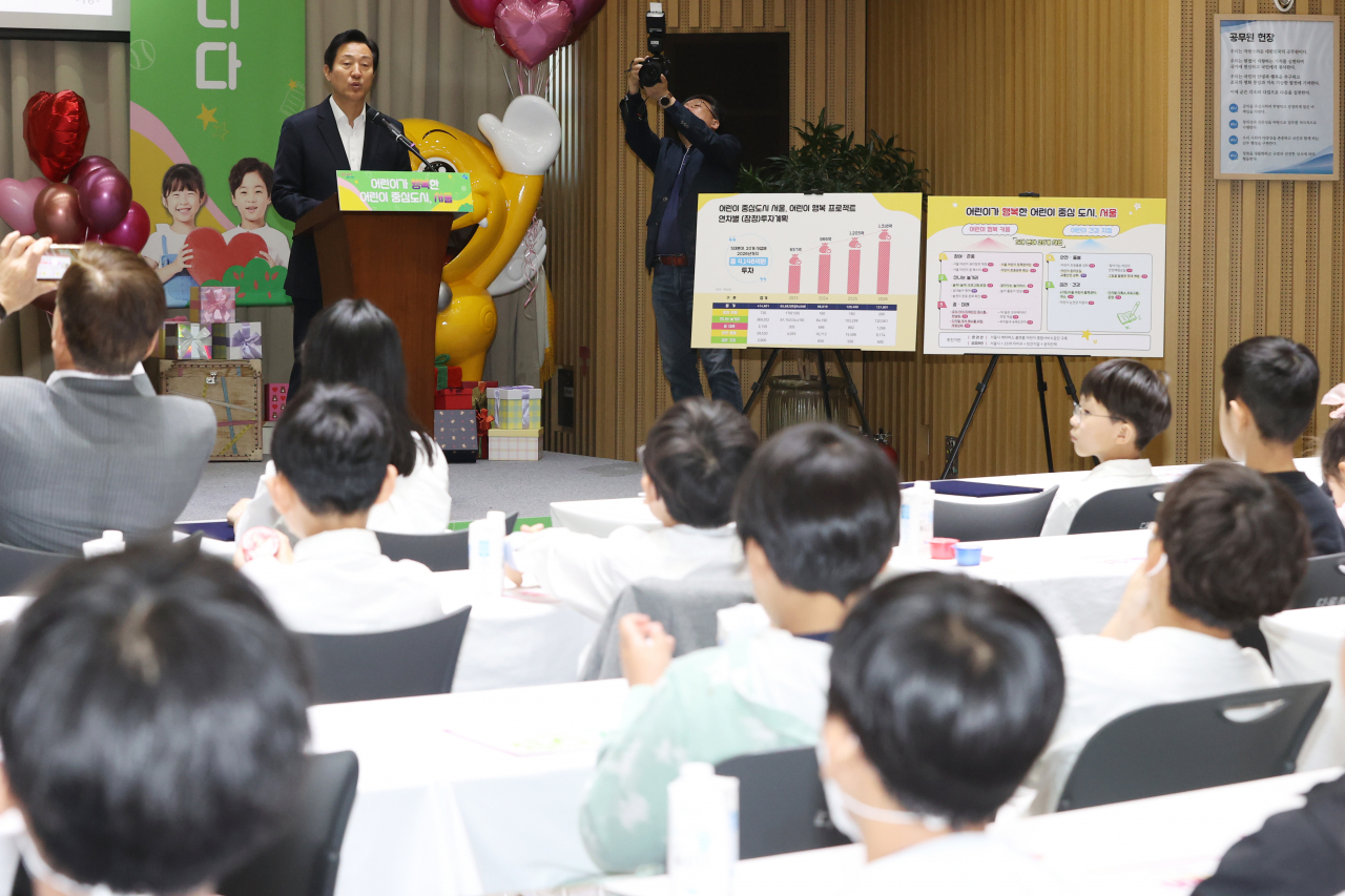 오세훈 서울시장이 3일 오전 서울시청 청사에서 ‘서울 어린이행복 프로젝트’를 발표하고 있다. 오 시장은 이날 어린이 대표 2명과 함께 서울 어린이 권리장전도 선언했다. [연합]