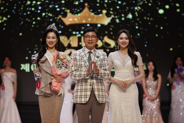 사진 왼쪽부터 미스전남 '진' 김수지 씨, 김철우 보성군수, '선' 박나연 씨.